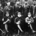 Funkcjonariusze NKWD za mordowanie Polaków dostawali zegarki. Na tej fotografii tak układają ręce, by pochwalić się tymi zegarkami fot. teka edukacyjna IPN