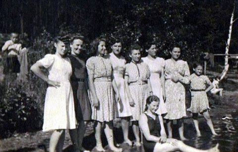 Kresowianki nad Jeziorem Wielicko w Gądkowie Wielkim - ok. 1948/49, z prawej en face Janina Suchocka. Fot. z portalu Gądków Wielki