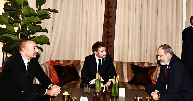 Prezydent Francji rozmawiał z przywódcami Armenii, Azerbejdżanu i szefem RE