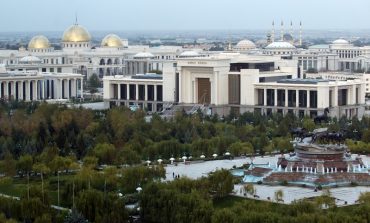 Turkmenistan: Policja zabrania chłopcom i dziewczętom wspólnego siedzenia na ławkach