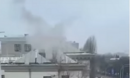 Dym nad ambasadą Rosji w Kijowie (WIDEO)