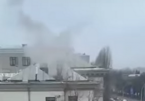 Dym nad ambasadą Rosji w Kijowie (WIDEO)