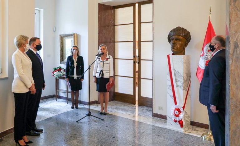 Prezydent odsłonił w ambasadzie RP w Rzymie popiersie Władysława Andersa autorstwa Andrzeja Pityńskiego
