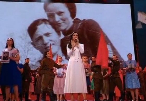 Kolejne absurdalne zdjęcia z Rosji. Bonnie i Clyde zapisani do Armii Czerwonej