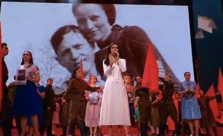 Kolejne absurdalne zdjęcia z Rosji. Bonnie i Clyde zapisani do Armii Czerwonej