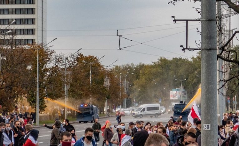 Migranci rzucali w Polaków takimi samymi granatami hukowymi jakich używano do tłumienia demonstracji białoruskiej opozycji