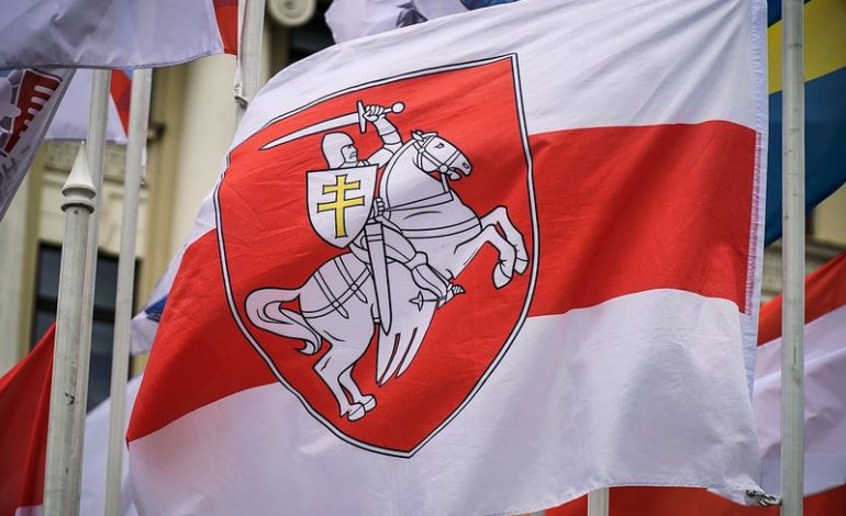 Mistrzostwa świata w hokeju na Łotwie: Łotysze zdejmują flagę łukaszystów, flagę Rosji i flagę międzynarodowej federacji hokeja. Wywieszają flagi niepodległej Białorusi i olimpijską