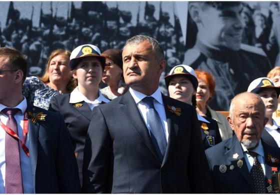 Cóż za spotkanie… „Prezydent” Osetii Południowej w Doniecku