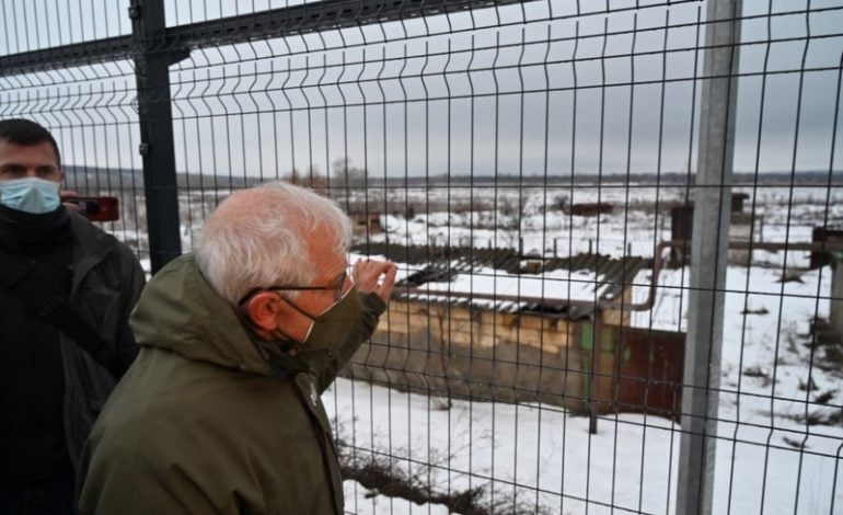 Szef dyplomacji UE na linii frontu w Donbasie (ZDJĘCIA)