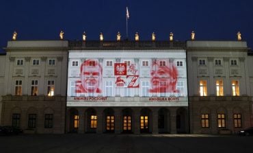 Iluminacja z Andżeliką Borys i Andrzejem Poczobutem na fasadzie Pałacu Prezydenckiego w Warszawie