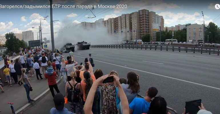 Pożar najnowocześniejszego rosyjskiego transportera opancerzonego podczas parady zwycięstwa w Moskwie (WIDEO)