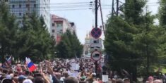 Dziesiątki tysięcy ludzi protestują w Chabarowsku przeciwko władzy centralnej (WIDEO) Dziesiątki tysięcy ludzi protestują w Chabarowsku przeciwko władzy centralnej (WIDEO)