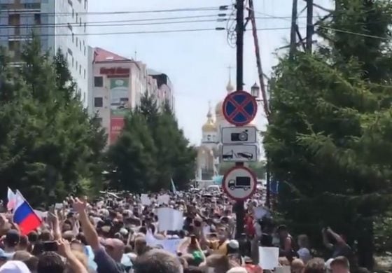 Dziesiątki tysięcy ludzi protestują w Chabarowsku przeciwko władzy centralnej (WIDEO)