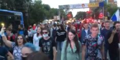 “Najlepsza poprawka – dymisja Putina!” Znowu dziesiątki tysięcy ludzi protestują na ulicach Chabarowska (WIDEO)