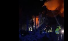 Nocny atak terrorystyczny na Charków. Raszyści zniszczyli rakietą blok socjalny. Są ofiary śmiertelne (WIDEO)