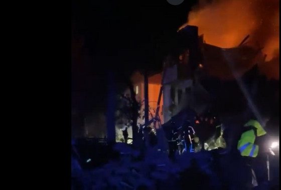 Nocny atak terrorystyczny na Charków. Raszyści zniszczyli rakietą blok socjalny. Są ofiary śmiertelne (WIDEO)
