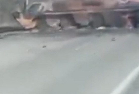 Zniszczony rosyjski czołg i wóz opancerzony na drodze pod Charkowem (WIDEO)