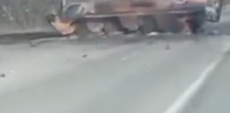 Zniszczony rosyjski czołg i wóz opancerzony na drodze pod Charkowem (WIDEO)