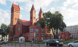 Milicja zaatakowała pokojowy protest w Mińsku. Funkcjonariusze zamknęli około 100 osób w kościele