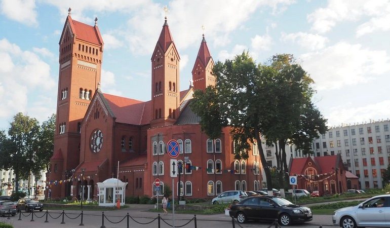 Milicja zaatakowała pokojowy protest w Mińsku. Funkcjonariusze zamknęli około 100 osób w kościele