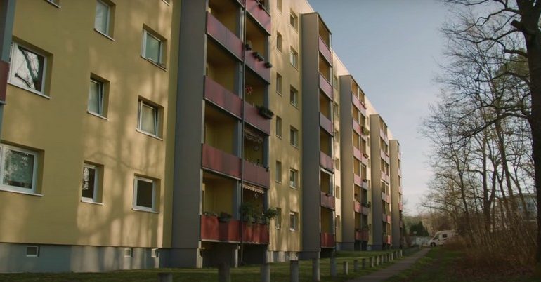 Niemiec, który mieszka w dawnym mieszkaniu Putina w Dreźnie, pokazał je dziennikarzom