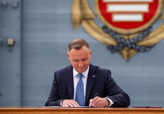 Prezydent Polski podpisał ratyfikację przyjęcia Finlandii i Szwecji do NATO na okręcie ORP „Gen. T. Kościuszko" (WIDEO)
