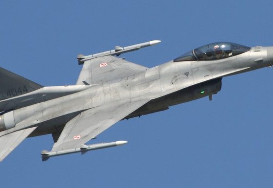 Morawiecki: Polska może wysłać F-16 Ukrainie w koordynacji z NATO