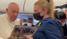 Polska dziennikarka wręczyła papieżowi ziemię z granicy polsko-ukraińskiej i życzenia od polskich uczniów. Franciszek nie wyklucza przyjazdu na Ukrainę (WIDEO)