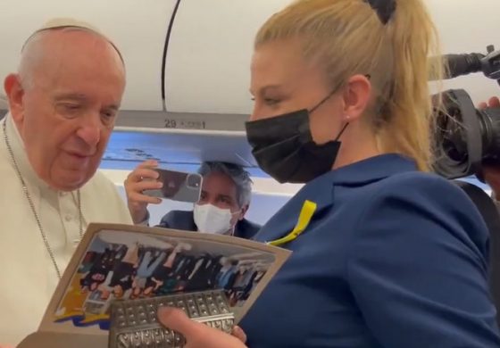 Polska dziennikarka wręczyła papieżowi ziemię z granicy polsko-ukraińskiej i życzenia od polskich uczniów. Franciszek nie wyklucza przyjazdu na Ukrainę (WIDEO)