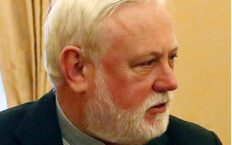 Szef watykańskiej dyplomacji abp Paul Gallagher przybył na Ukrainę. Odwiedzi m.in. Buczę (AKTUALIZACJA)