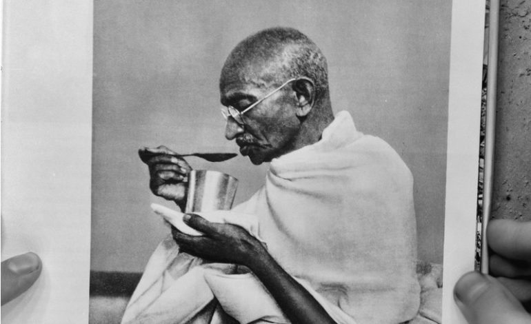 Gruzja: W Tbilisi z pomnika Gandhiego skradziono okulary