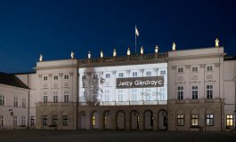 Iluminacja na fasadzie Pałacu Prezydenckiego w 115. rocznicę urodzin Jerzego Giedroycia