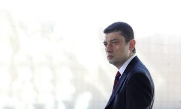 B. premier Gruzji, który wcześniej podał się do dymisji, nie odchodzi z polityki
