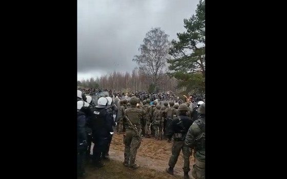 Pierwszy szturm migrantów na granicę w pobliżu przejścia w Kuźnicy powstrzymany (WIDEO)