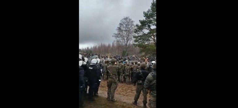 Pierwszy szturm migrantów na granicę w pobliżu przejścia w Kuźnicy powstrzymany (WIDEO)