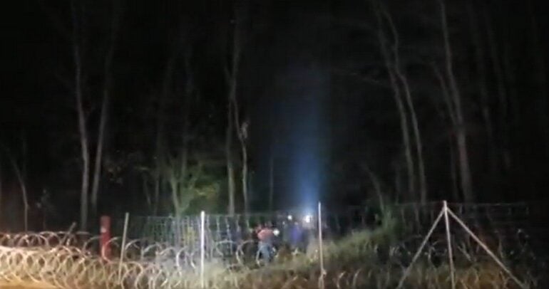 Znowu agresywne zachowanie migrantów wobec polskiej Straży Granicznej (WIDEO)