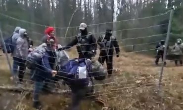 Granica polsko-białoruska: Łukaszyści rzucają ludzi na drut kolczasty (WIDEO)