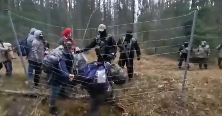 Granica polsko-białoruska: Łukaszyści rzucają ludzi na drut kolczasty (WIDEO)