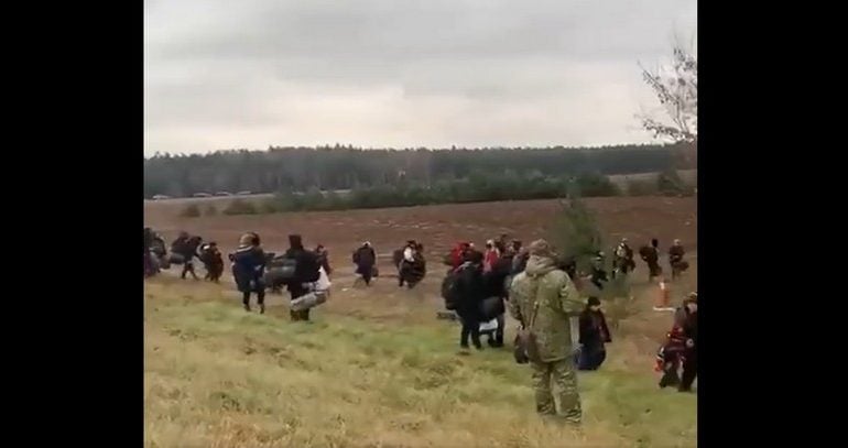 “Zielone ludziki” kierują tłum migrantów na granicy do lasu. Co dalej? (WIDEO)