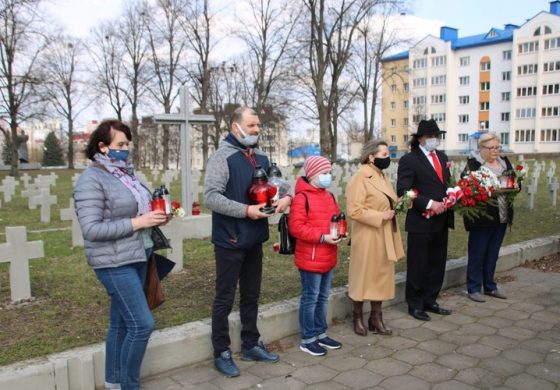 Skromne obchody 11. rocznicy katastrofy smoleńskiej  i 81. rocznicy zbrodni katyńskiej w Grodnie. Msza święta w Mińsku (ZDJĘCIA)