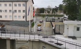 Kolumna samochodów wyjeżdża z Konsulatu Generalnego RP w Grodnie i kieruje się ku polskiej granicy (WIDEO)