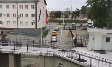 Kolumna samochodów wyjeżdża z Konsulatu Generalnego RP w Grodnie i kieruje się ku polskiej granicy (WIDEO)