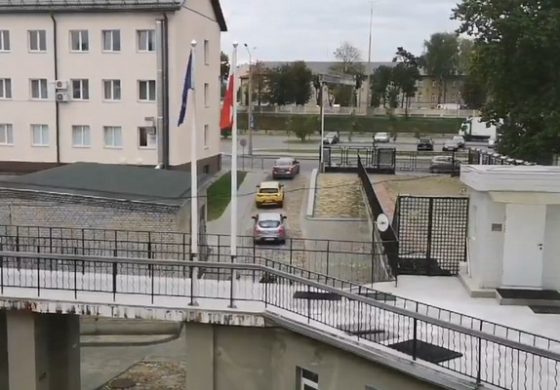 Kolumna samochodów wyjeżdża z Konsulatu Generalnego RP w Grodnie i kieruje się ku polskiej granicy (WIDEO)