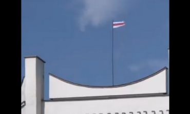 Historyczna flaga Białorusi w miejsce posowieckiej nad budynkiem teatru w Grodnie (WIDEO)