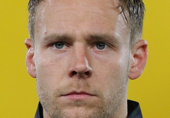 Walijski piłkarz Chris Gunter zagrał w meczu z Białorusią z biało-czerwono-białą opaską. Walia wygrała 3-2