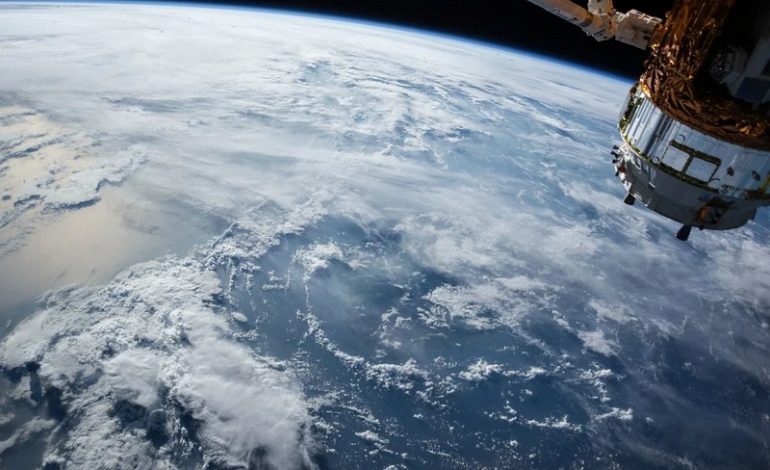 Niepokojąca awaria zaraz po przyłączeniu rosyjskiego modułu Nauka do Międzynarodowej Stacji Kosmicznej. Stacja obróciła się o 45 stopni