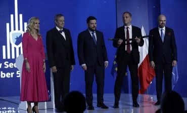 Warszawa: Współpracownicy Nawalnego odebrali z rąk byłego prezydenta Estonii nagrodę Rycerz Wolności (WIDEO)