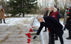 Dyplomaci państw UE na Syberii. Oddali hołd ofiarom zbrodni stalinowskich i polskim zesłańcom Dyplomaci państw UE na Syberii. Oddali hołd ofiarom zbrodni stalinowskich i polskim zesłańcom
