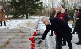 Dyplomaci państw UE na Syberii. Oddali hołd ofiarom zbrodni stalinowskich i polskim zesłańcom