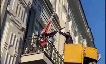 "Zielone ludziki" próbowały zerwać flagę Polski i UE z budynku konsulatu w Irkucku (WIDEO)